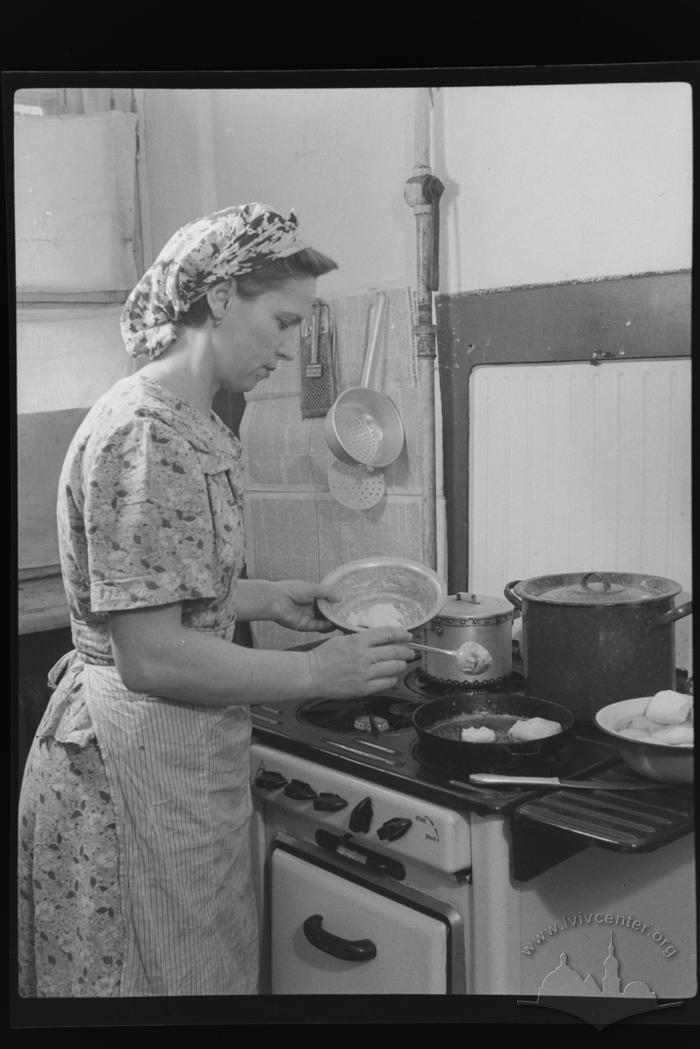 A wife of steelmaker Shkuropat, in her kitchen 2