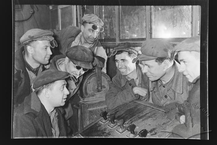 Steelmaker Pereverzev with his team, after the 21st party convention 2