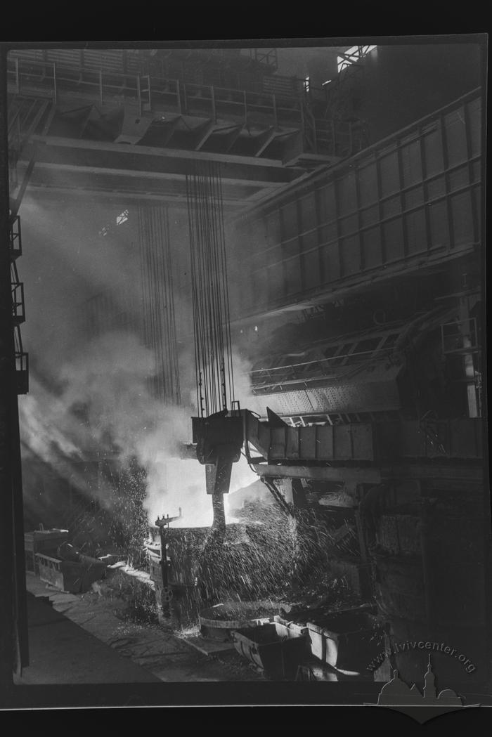 Pouring steel in the moulder 2