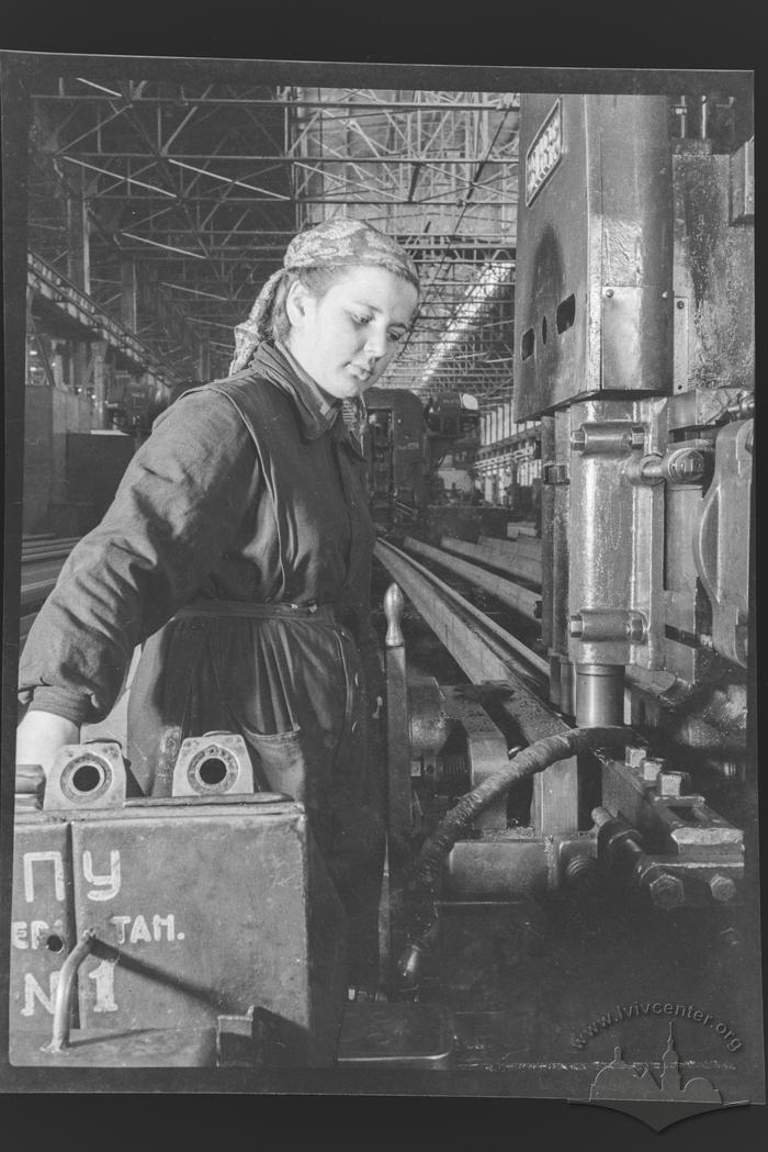Rail and beam shop and the girl rail-driller 2