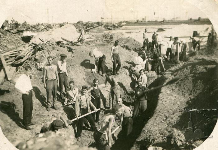 Workers of the Lower Dnieper Pipe Rolling Company 2