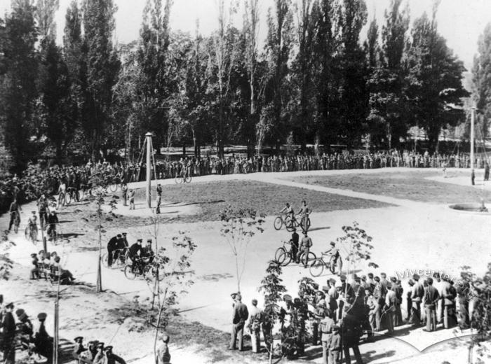 The students of the Kyiv gymnasium during a cycle racing competition 2