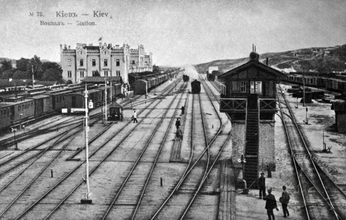 The tracks and building of the train station in the early twentieth century 2