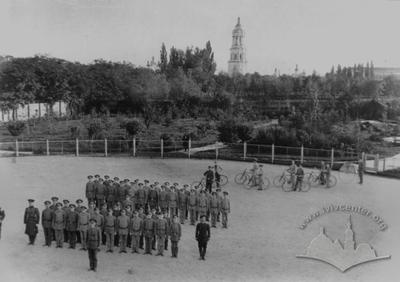 Використання велосипедів в рамках стройових вправ в Києво-Печерській чоловічій гімназії