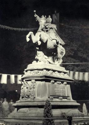 Night view of the monument to Sobieski