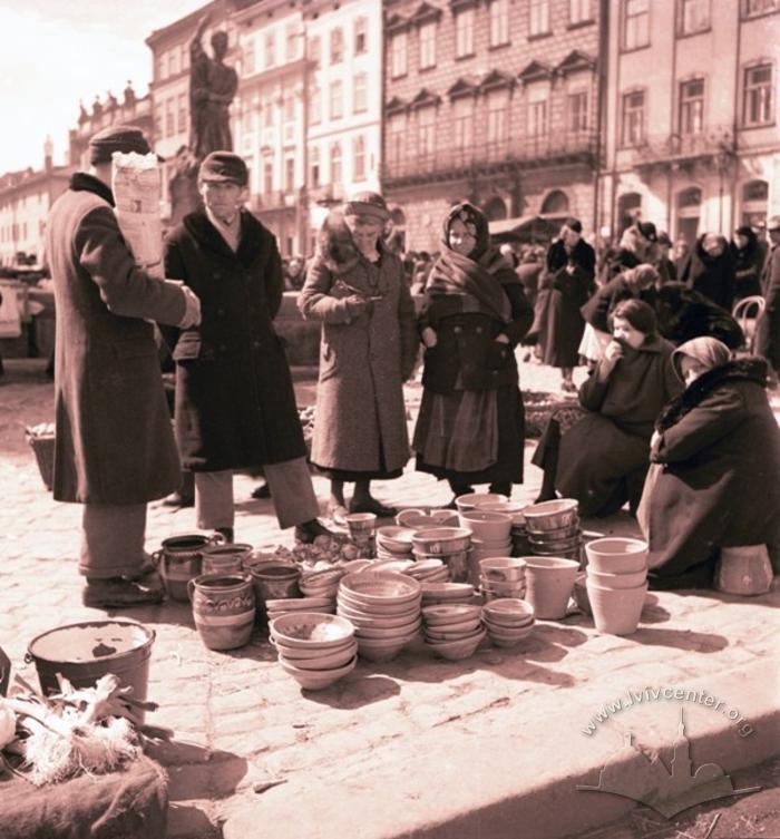 Street scene on Rynok Square 2