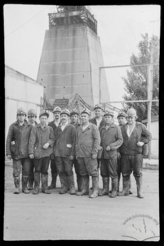 Члени бригади шахтобудівельників ШБУ № 12, яким керував Галей Микола Якович, перед спуском до шахти 2
