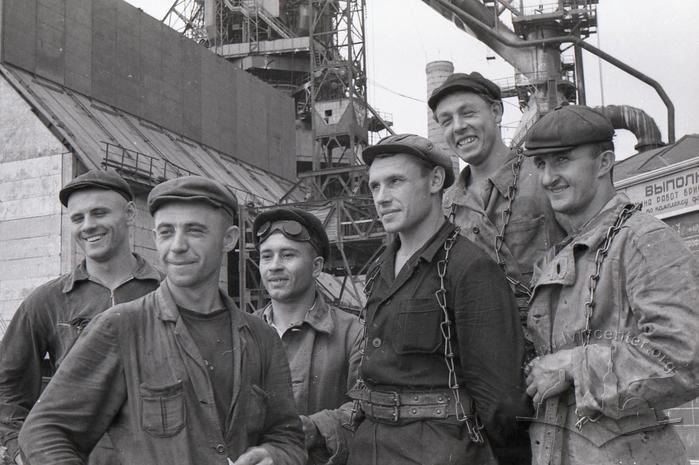 A group of builders with Kildyshev at the construction site of the Azovstal plant blast furnace No. 6 2