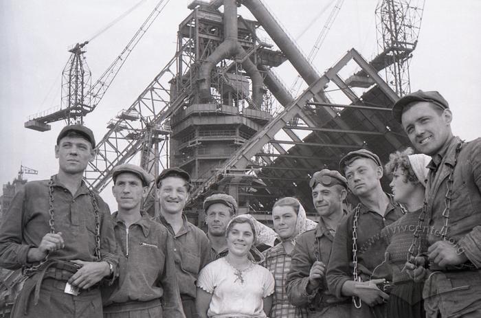 A group of best-performing Komsomol builders. Blast furnace No. 6 Azovstal 2