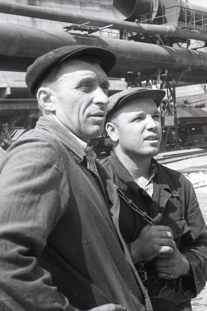 A group of builders with Kildyshev at the construction site of the Azovstal plant blast furnace No. 6 2