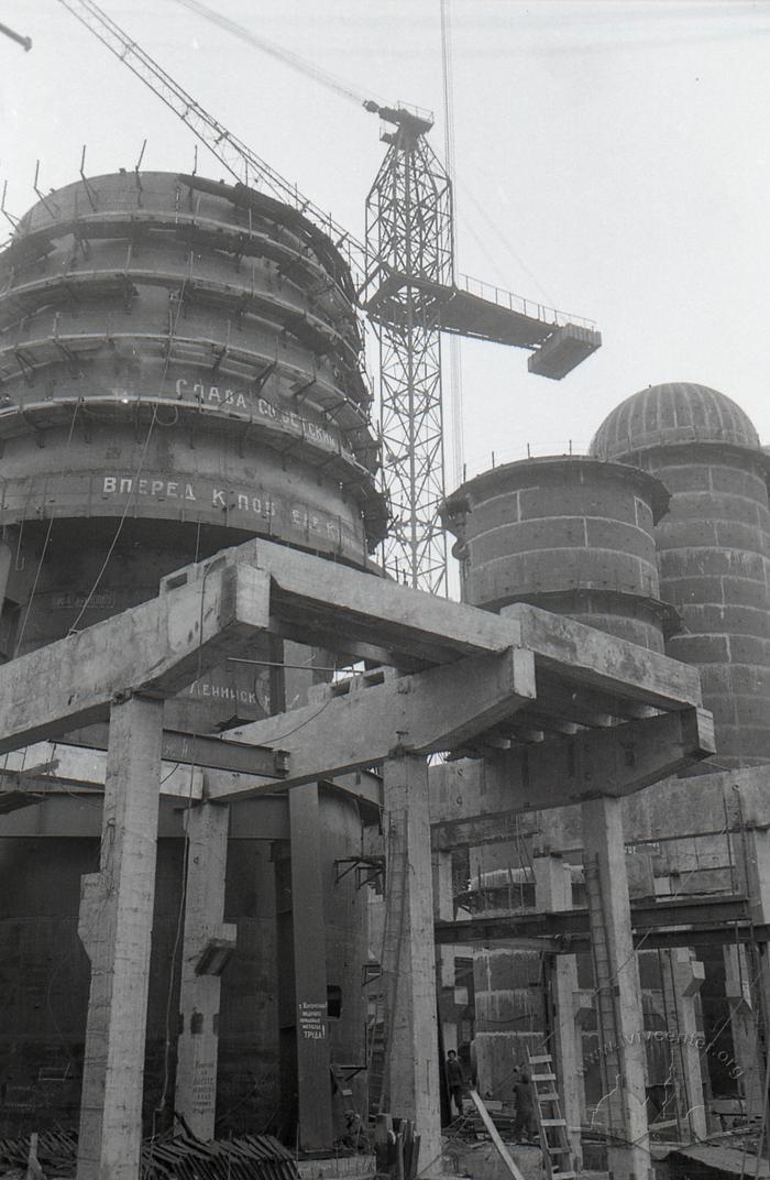Construction of the Azovstal plant blast furnace No. 6 2