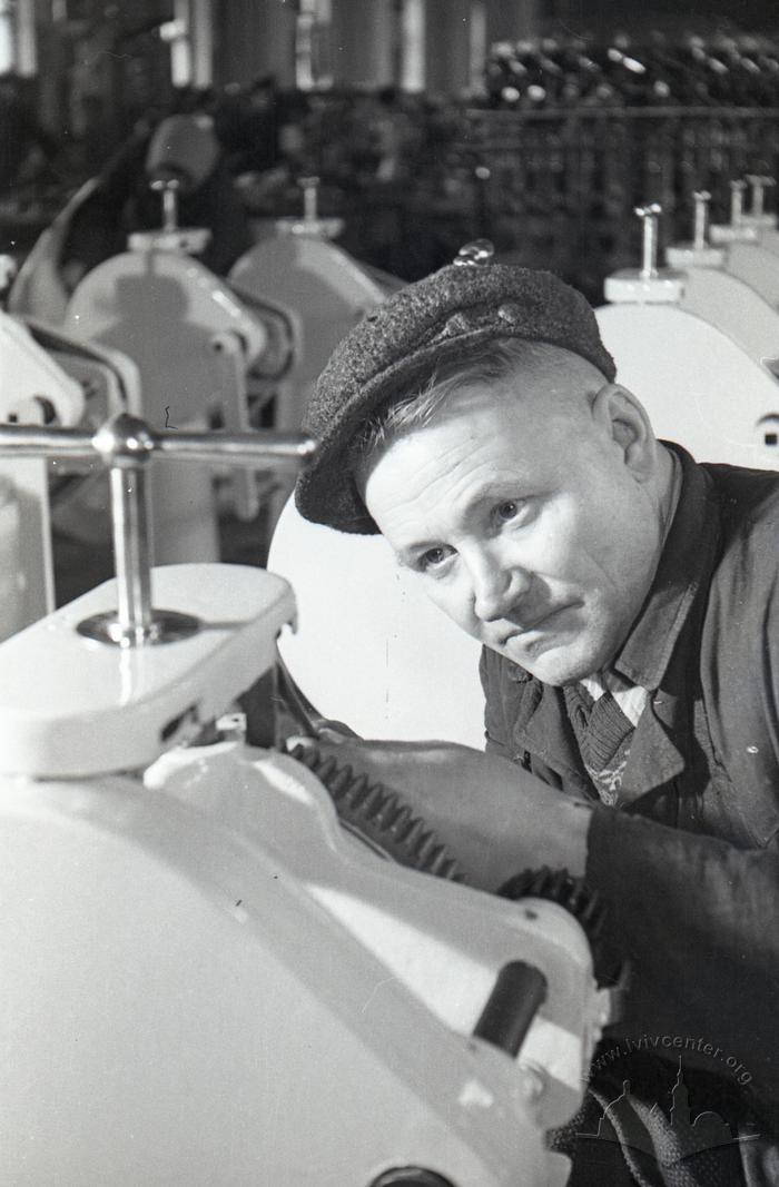 An employee of the machine-building factory Kitaiev assembles gear rolling press 2