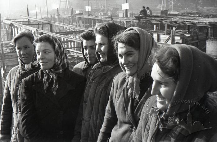 Sukhanov brigade of the Azovstalbud construction administration No. 4 at the construction site of the convector workshop. Sukhanov on the right. 2