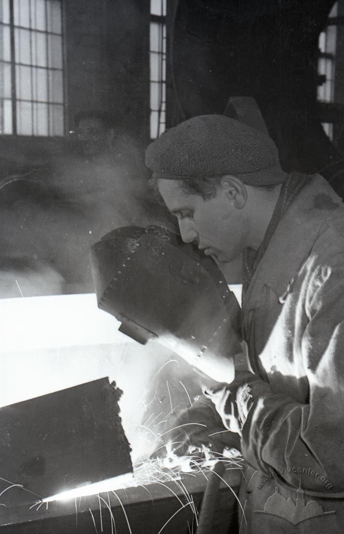 Welding in the midst of water vapor at the factory of metal structures 2