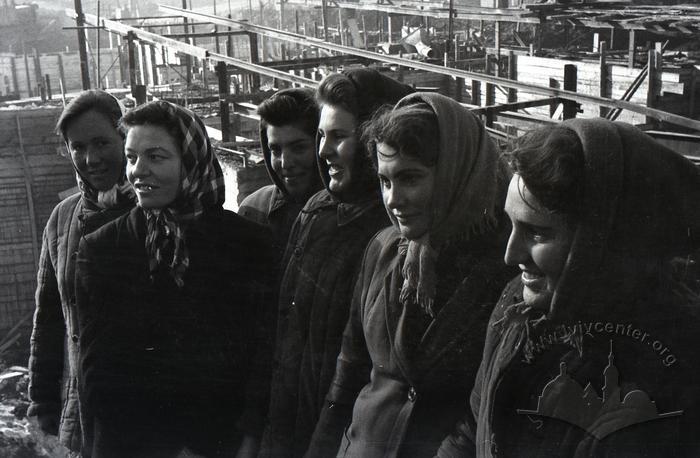 Sukhanov brigade of the Azovstalbud construction administration No. 4 at the construction site of the convector workshop. Sukhanov on the right. 2