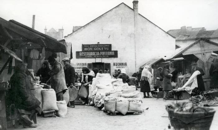 Market at Bohdana Khmelnytskoho St. 2