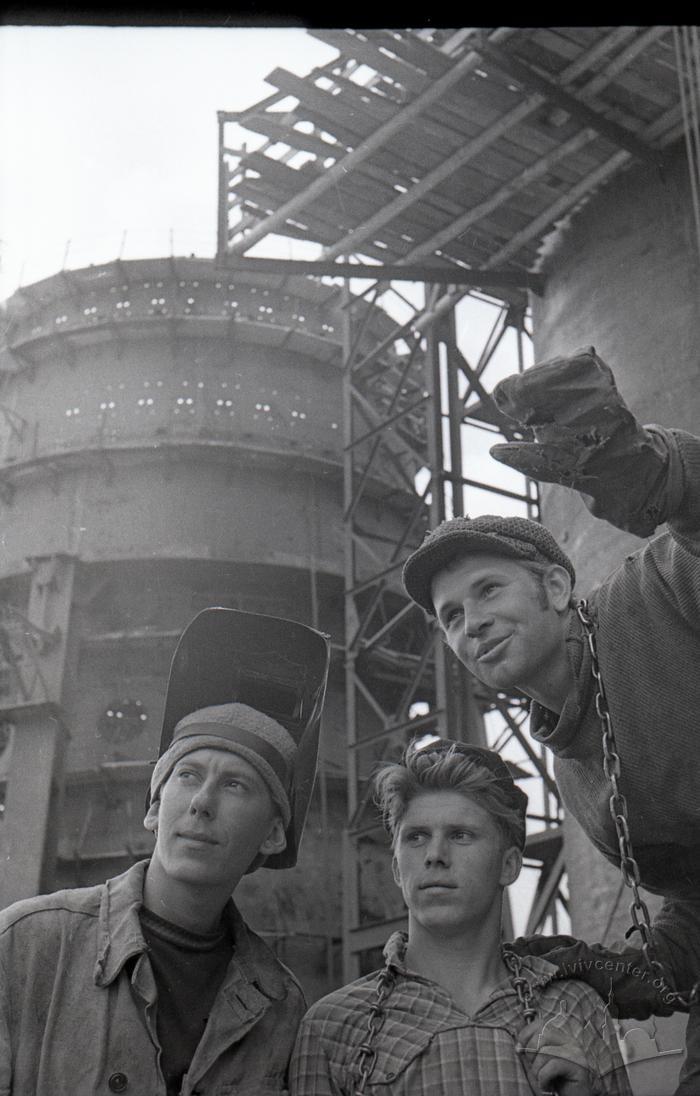 Steel structure assemblers at the blast furnace No. 4 construction site 2