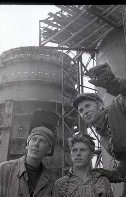 Steel structure assemblers at the blast furnace No. 4 construction site