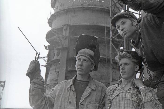 Steel structure assemblers at the blast furnace No. 4 construction site 2