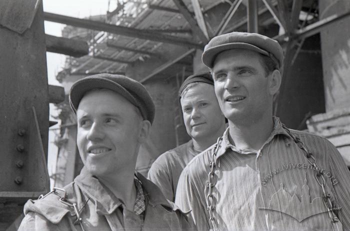 Steel structure assemblers at the blast furnace No. 4 construction site 2