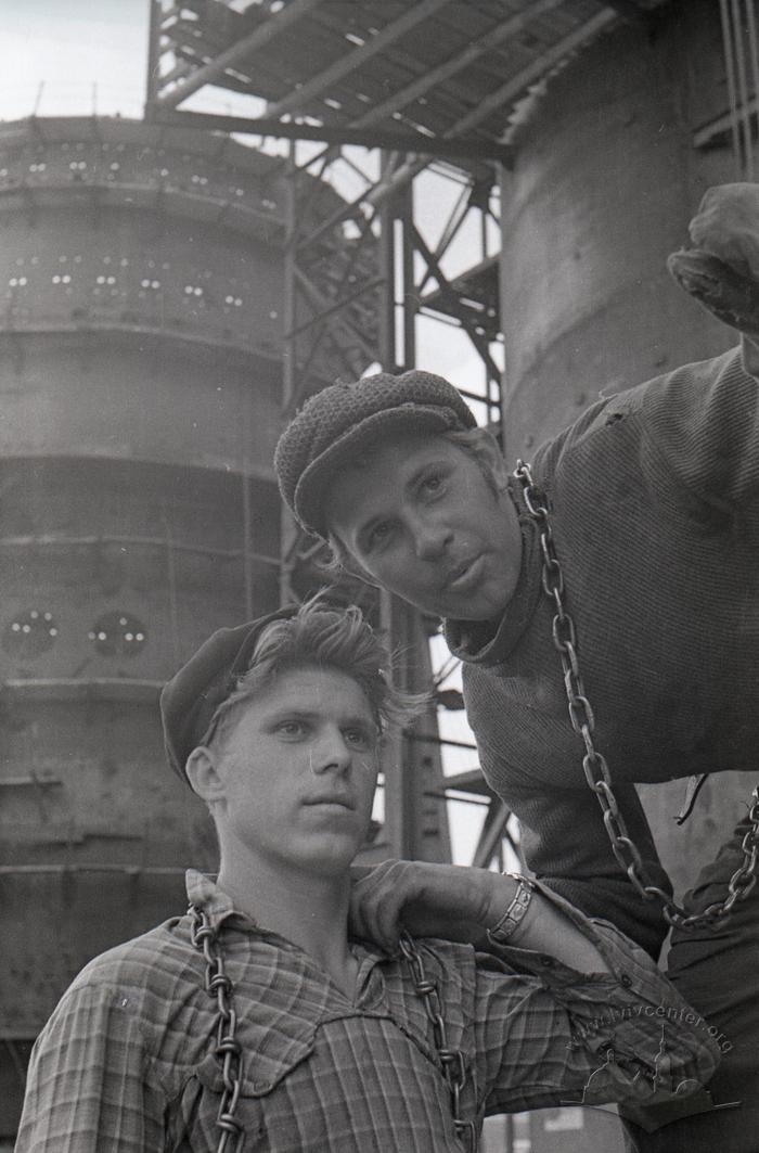Steel structure assemblers at the blast furnace No. 4 construction site 2