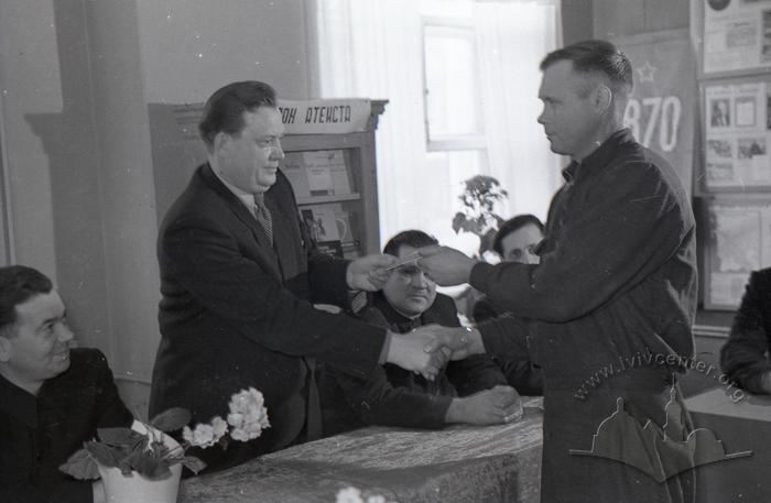 Вручення партквитків у Жовтневому райкомі КПРС 2