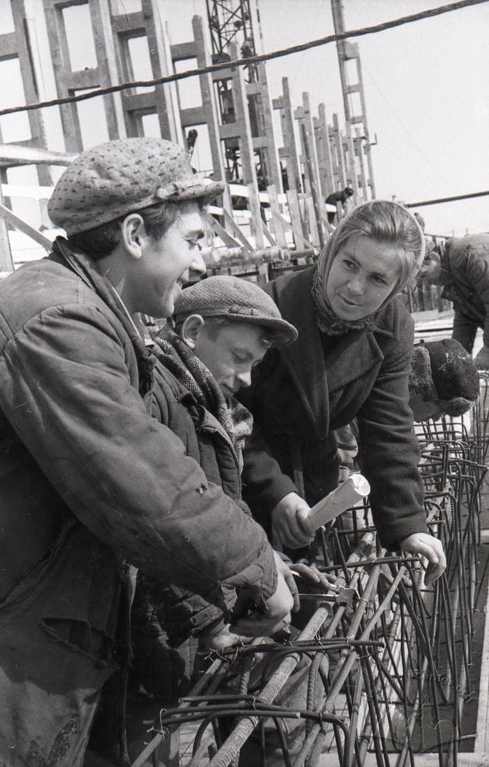 Teplotsentralbud (thermal central construction). Komsorg (Komsomol organizer) Ivanova speaks with steel fixers Oleksandr Didenko ta Danylo Ferents, April 1963. 2