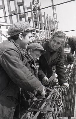 Teplotsentralbud (thermal central construction). Komsorg (Komsomol organizer) Ivanova speaks with steel fixers Oleksandr Didenko ta Danylo Ferents, April 1963.