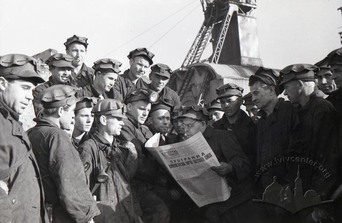 Communist party program reading at the Stalino city mine 2