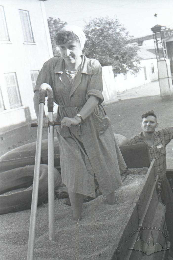 Zhdanov grain elevator. N. Byliaieva and laboratory assistant L. Romaniuk take samples 2