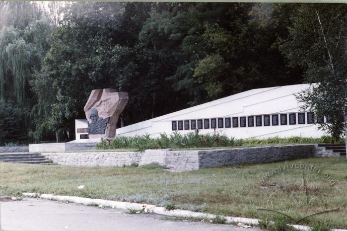 Пам'ятник загиблим машинобудівникам 2