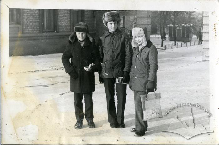 Фотогуртківці при кімнаті школяра Машинобудівного заводу 2