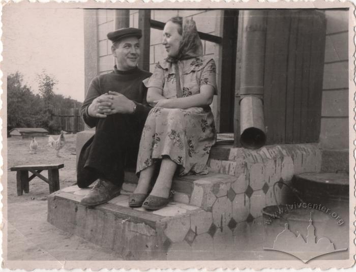 Подружжя на ґанку, вул.Третього Інтернаціоналу, 15 2