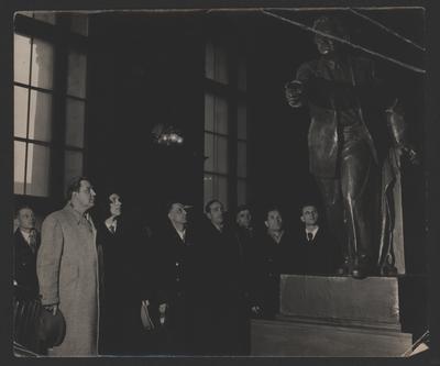 Група людей біля пам'ятника