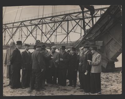Група чоловіків біля промислового об'єкта
