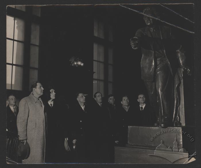 Група людей біля пам'ятника 2
