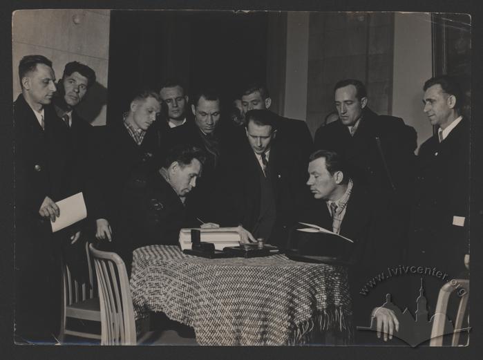 Чоловіки біля столу, підписання паперів 2