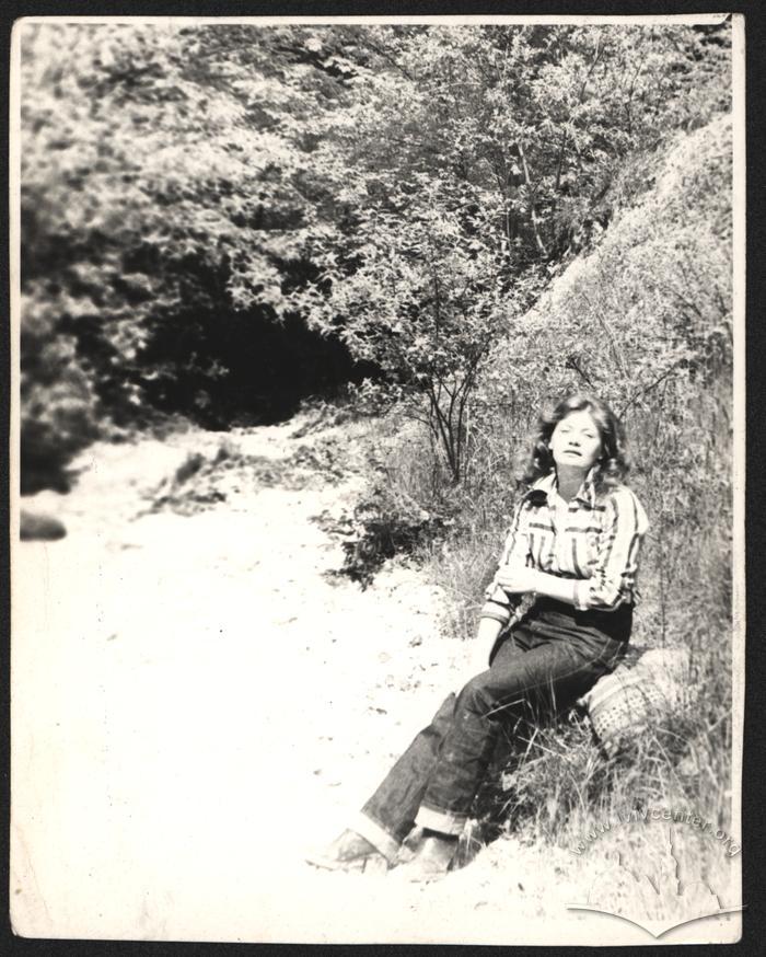 Young woman wearing jeans 2