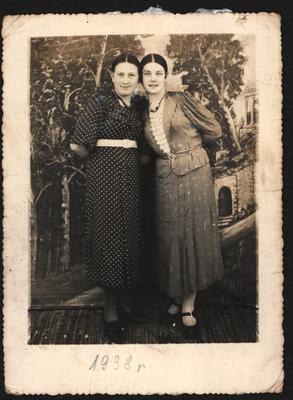 Студійне фото двох жінок