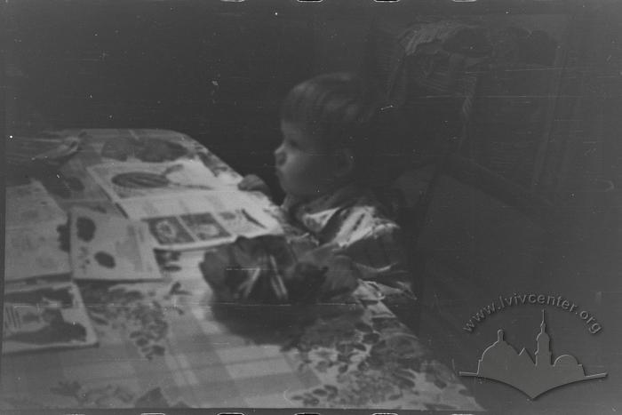 Дитина за столом із журналами 2