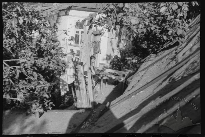 Подвір'я заміського будинку, ракурс зверху, тінь фотографа 2