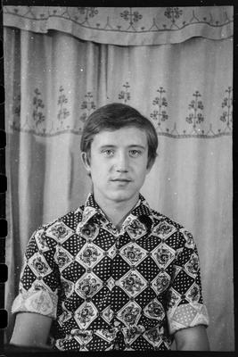 Юнак у модному одязі позує
