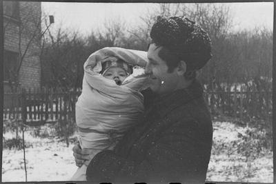 Чоловік з немовлям, зимовий пейзаж