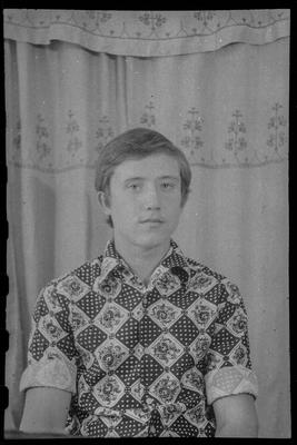 Юнак у модному одязі позує
