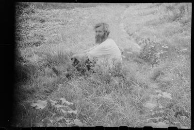 Чоловік на траві