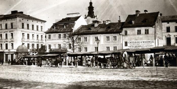 Market on Halytska square 2