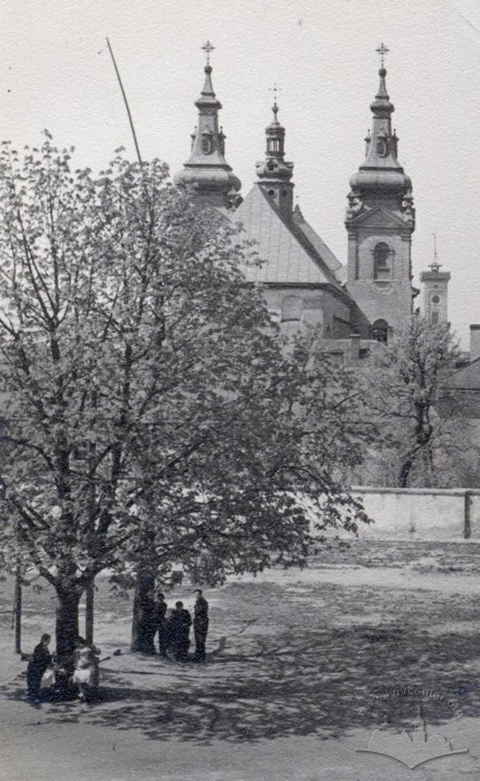 Garden of Carmelite monastery and Archangel Michael church 2