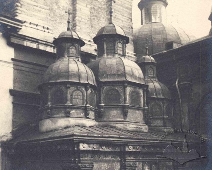 Three Hierarchs chapel in the courtyard of Uspenska church 2