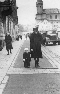 Жінка з дитиною на вул. Марченка на фоні давнього костелу сакраменток