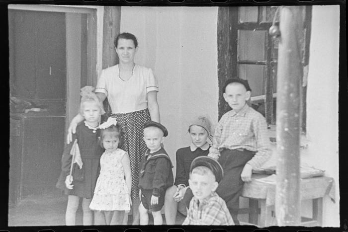 Grandchildren of Marko Zalizniak near his house 2